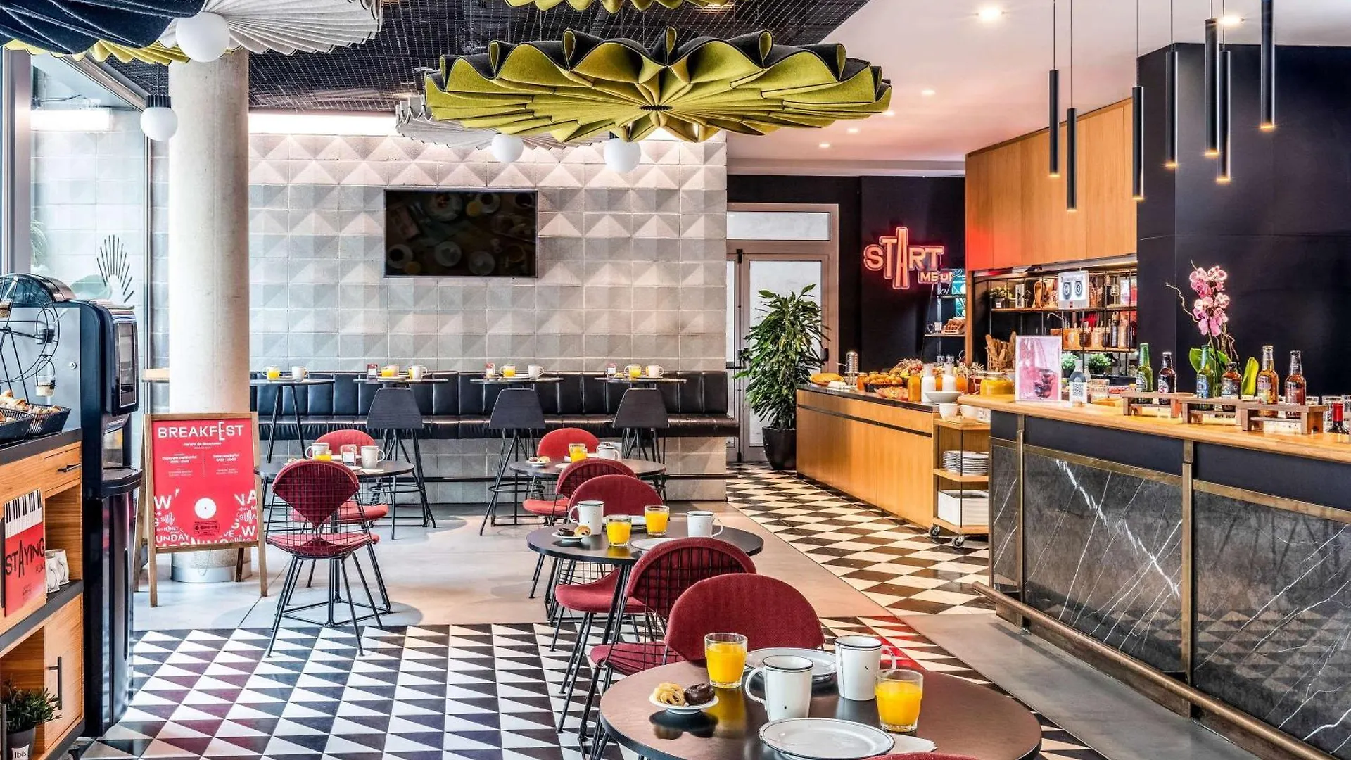 מלון Ibis Barcelona Plaza Glories 22@ 2*,