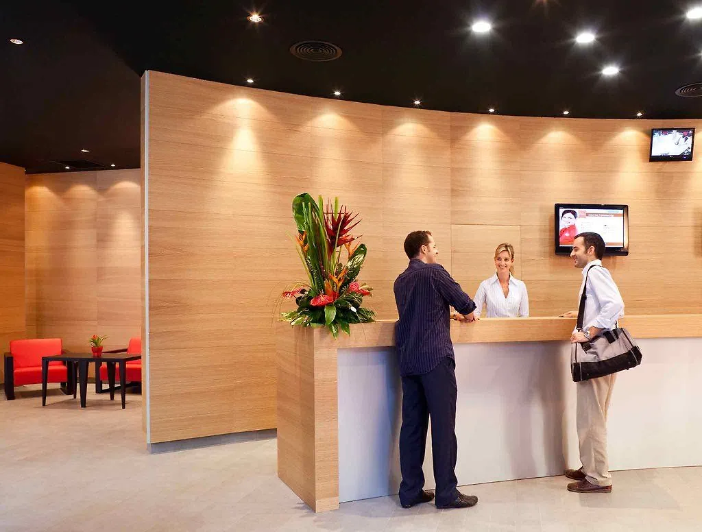 מלון Ibis Barcelona Plaza Glories 22@ 2*,